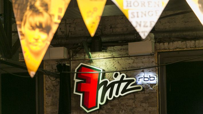 An einer Mauer im FritzClub hängt das FritzLogo und wird beleuchtet (Foto: Ben Kriemann)