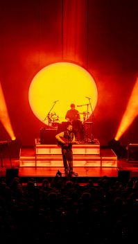 Provinz stehen live auf der Bühne vor einer großen orangenen Sonne | Quelle: Rufus Engelhard