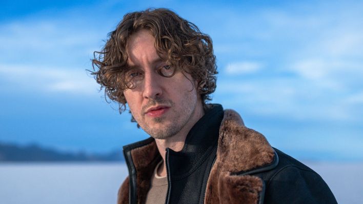 Dean Lewis vor einem hellblauen Himmel (Quelle: Sean Loaney)