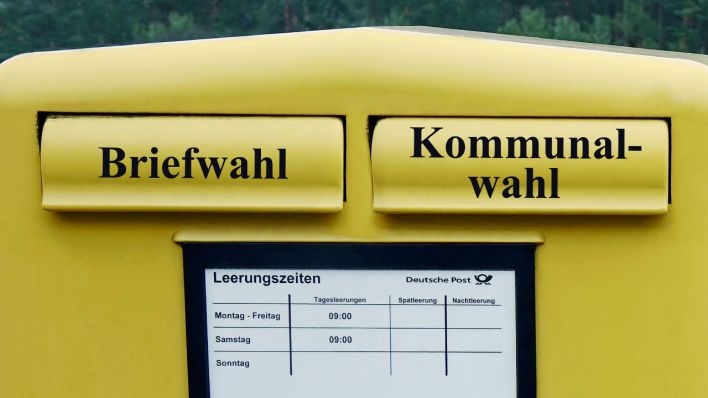 Ein gelber Briefkasten mit den Worten "Briefwahl" und "Kommunalwahl" drauf. | Foto: IMAGO / Steinach