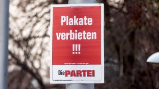 Ein Wahlplakat von "Die Partei" mit der Aufschrift "Plakate verbieten!!!" (Quelle: IMAGO/Arnulf Hettrich)