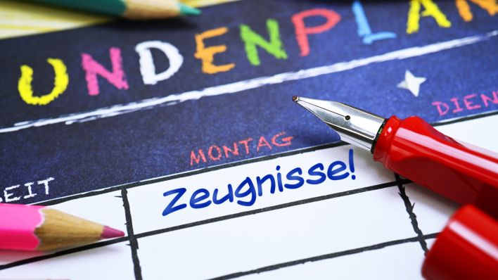 Ein bunter stundenplan mit dem Wort "Zeugnisse!" (Quelle: IMAGO | Christian Ohde)